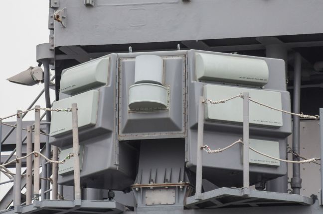 1280px-AN-SLQ-32_Electronic_Warfare_Suite_on_USS_CG-70_Lake_Erie_at_Osaka_(2014_April_13)
